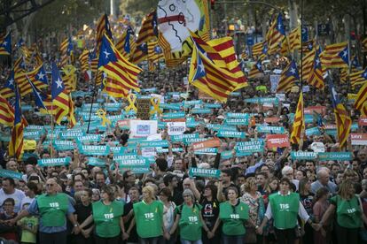 El 16 d'octubre del 2017, la llavors jutgessa de l'Audiència Nacional, Carmen Lamela, envia a presó els líders de l'Assemblea Nacional Catalana (ANC), Jordi Sànchez; i d'Òmnium Cultural, Jordi Cuixart, per promoure la concentració a la Conselleria d'Economia. En la imatge, la manifestacio del 21 d'octubre del 2017 per les llibertats i els drets convocada per la Taula per la Democràcia demanant la llibertat dels 'Jordis'.