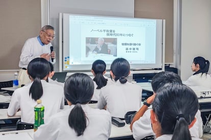 Satoshi Tanaka, superviviente de la bomba atómica, imparte una charla a estudiantes de secundaria.