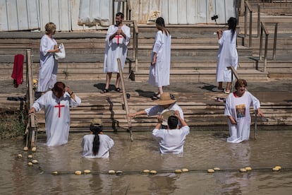 Varios turistas se fotografían mientras se sumergen en un sitio bautismal en la orilla palestina del río. Al tratarse de un emplazamiento con un valor histórico y religioso tan importante, tanto Jordania como Israel compiten por atraer el máximo número de visitantes. 