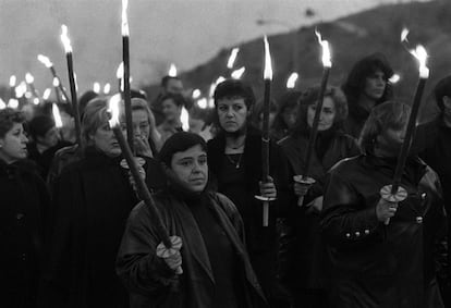 Manifestación de vecinas en Rivas (Madrid), con velas y de luto, contra los malos tratos a las mujeres, en 1998. Más del 95% de los fallecimientos por malos tratos ocurridos en España durante 1997 correspondían a mujeres separadas o en proceso de separación que ya habían denunciado agresiones con anterioridad.