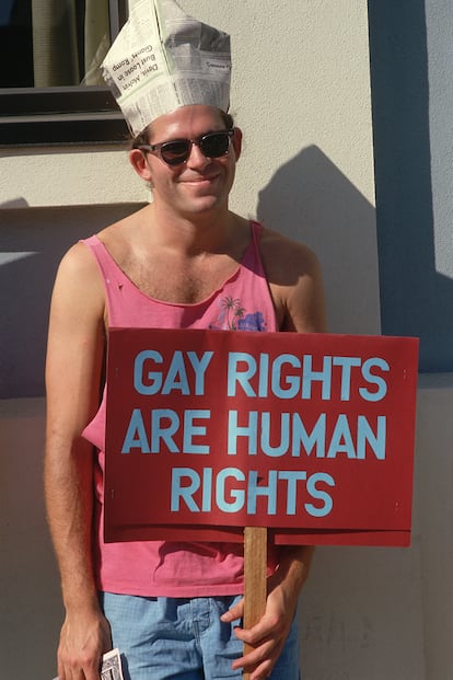 Este joven, ataviado con un gorro de papel imitando al que lleva el Papa, salió a la calle durante la visita de Juan Pablo II a San Francisco a finales de los 80 para reclamar que "los derechos gays son derechos humanos". Se puede decir más alto pero no más claro.