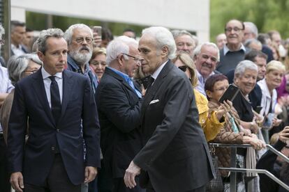 El tenor Josep Carreras en su llegada al funeral.
