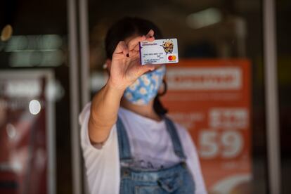 Tarjeta de crédito para comprar alimentos facilitada por Acción contra el Hambre