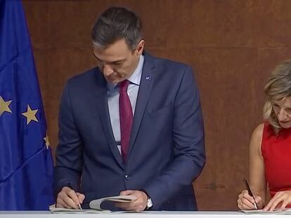 Pedro Sánchez y Yolanda Díaz, durante la firma del acuerdo de Gobierno entre PSOE y Sumar.