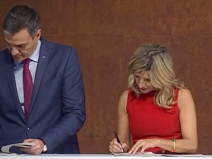 Pedro Sánchez y Yolanda Díaz, durante la firma del acuerdo de Gobierno entre PSOE y Sumar.