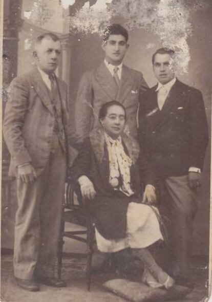 Ramón Barreiro, a la derecha en la foto, con su familia y el anillo que los falangistas le robaron después de cortarle el dedo la madrugada del 15 de septiembre de 1935 en Curro (Pontevedra).