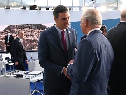 El presidente, Pedro Sánchez, con el príncipe Carlos de Inglaterra en el G-20.