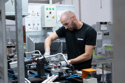 Un trabajador de una planta de Brasil del fabricante de componentes español Teknia.