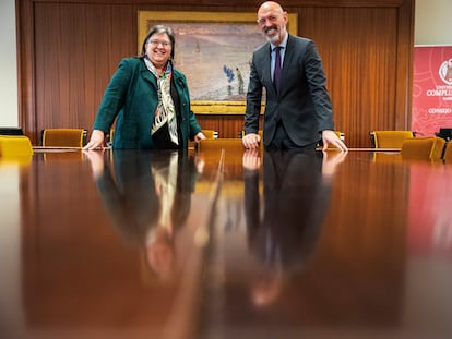 Cara a cara de los candidatos a rector de la Universidad Complutense de Madrid, Joaquín Goyache y Esther del Campo, el pasado viernes en el pabellón de gobierno.