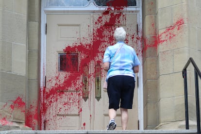 Una feligresa se acerca a la entrada de la iglesia presbiteriana Grace atacada con pintura roja en Calgary, el pasado día 3.