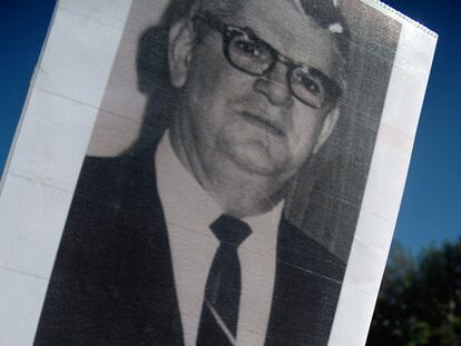 Un militar retirado sostiene una foto de Dan Mitrione, en 2007 en Montevideo.