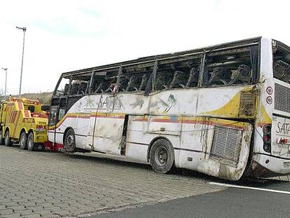El autocar de línea París-Casablanca, después del accidente ocurrido cerca de Quintanapalla, Burgos.