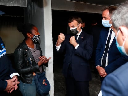 El presidente francés, Emmanuel Macron, durante su visita al barrio La Mosson de Montpellier, este lunes.