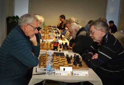 Txelu Fernández, durante la partida de la última ronda, que ganó al danés Kristiansen, ayer en el Mundial de Veteranos de Assisi (Italia)