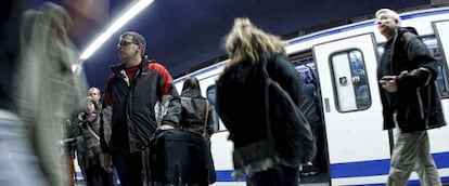 Usuarios del Metro de Madrid en un and&eacute;n de una estaci&oacute;n.