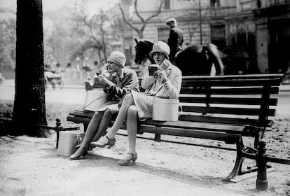 Unas mujeres se maquillan en un parque en París alrededor de 1930.