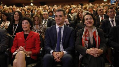 Pedro Sánchez con Isabel Celáa y Magdalena Valerio durante la celebración del encuentro +Futuro +Progreso: +FP.