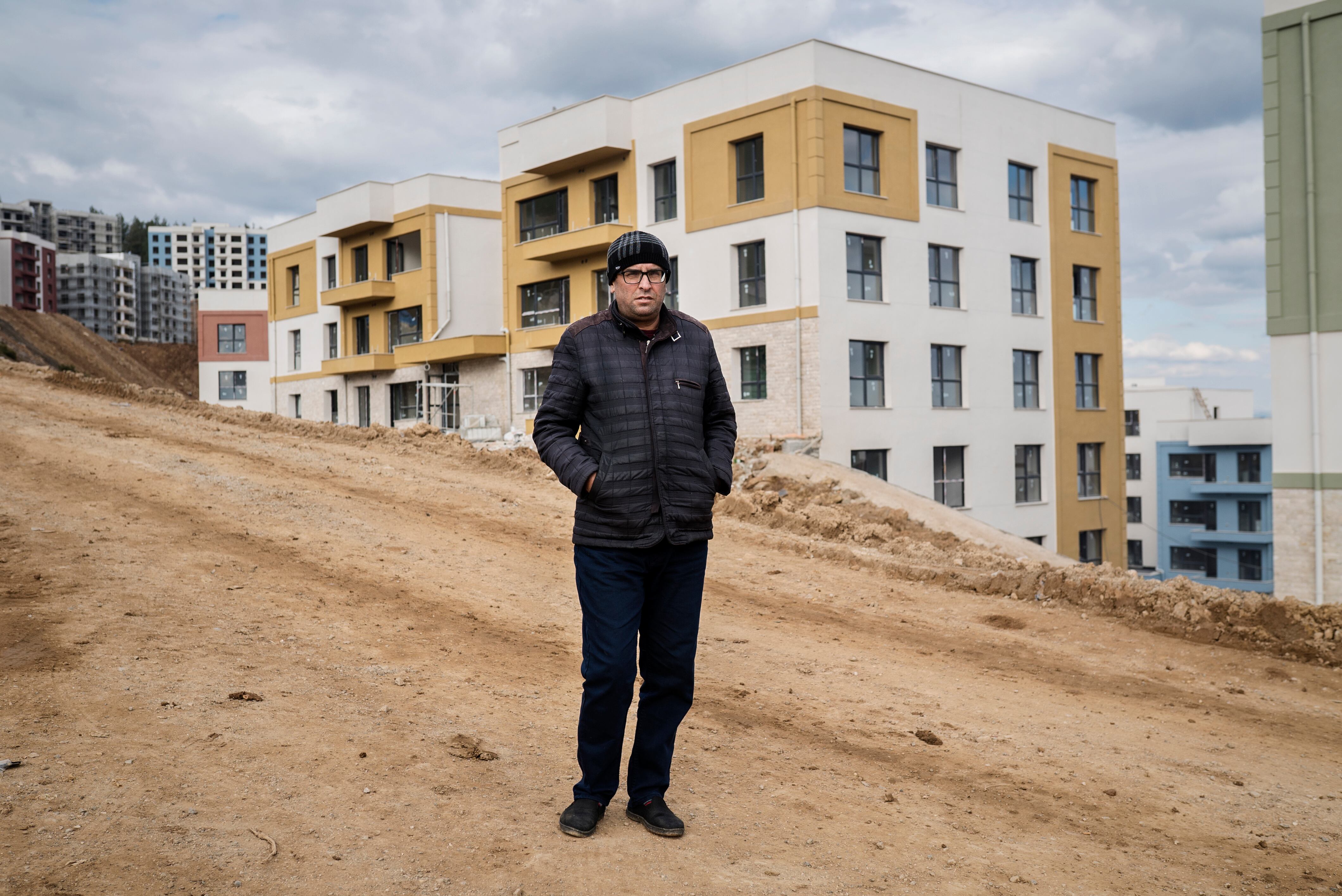 Mehmet Davut, ante los edificios levantados por la empresa pública TOKI en el pueblo de Sekeroba (provincia de Kahramanmaras) para los damnificados por el terremoto. 