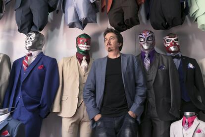 El escritor argentino Pedro Mairal posa acompañado de unas máscaras de lucha libre.