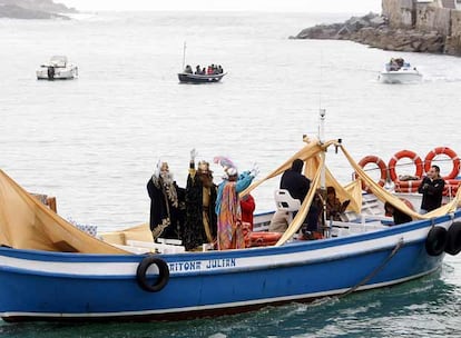 Los Reyes Magos de Oriente han pasado por San Sebastián  en un pequeña embarcación.