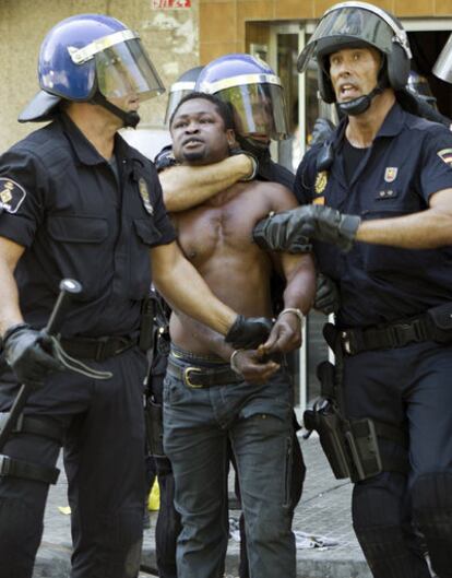 La policía detiene a un ciudadano nigeriano tras la trifulca.