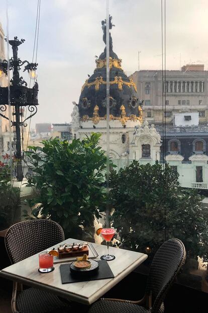 Tomar un vermú con vistas. En The Principal Hotel, frente al emblemático edificio Metrópolis que separa la Gran Vía de Alcalá poco antes de Cibeles, otro de los límites de Madrid Central. La terraza de la sexta planta se convierte de 12 a 14 h en un punto de encuentro con música y vistas a la Gran Vía para disfrutar de un vermú o los cócteles firmados por Manel Vehí (de un Negroni a una Lulada colombiana), acompañados de ostras y latas de conservas. Si después se quiere comer sin salir del edificio, se puede hacer en el restaurante Ático, con una carta diseñada por Ramón Freixa.