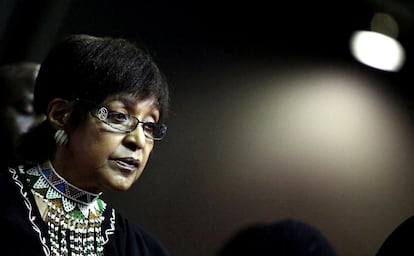 Winnie Madikizela Mandela durante el funeral de la activista Fatima Mee, estandarte de la lucha contra el apartheid, en marzo de 2010.