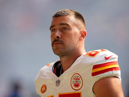 Kansas City Chiefs' Travis Kelce (87) before an NFL soccer game against the Minnesota Vikings, Oct. 8, 2023, in Minneapolis.