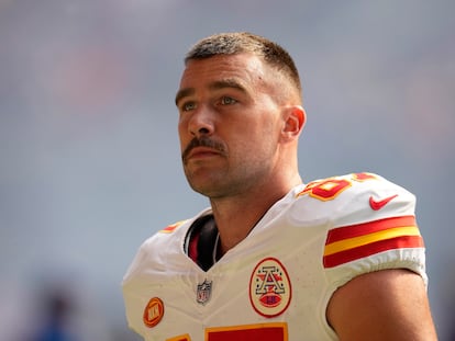 El jugador de los Kansas City Chiefs Travis Kelce (87) antes de un partido de fútbol americano de la NFL contra los Minnesota Vikings el domingo 8 de octubre de 2023 en Minneapolis.