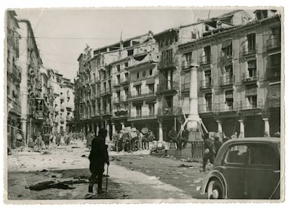 Plaza del Torico en febrero de 1938, cuando la estatua ya no se encuentra en su pedestal.