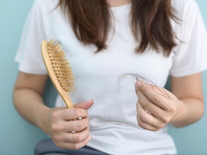El estrés puede hacer que se sincronicen muchos folículos pilosos en la fase telógena, en la que cae el pelo.