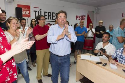 El presidente de la Junta de Extremadura, Guillermo Fern&aacute;ndez Vara, tras revalidar su cargo de secretario general del PSOE extreme&ntilde;o en junio pasado.