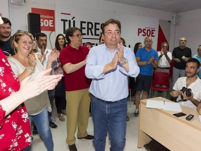 El presidente de la Junta de Extremadura, Guillermo Fern&aacute;ndez Vara, tras revalidar su cargo de secretario general del PSOE extreme&ntilde;o en junio pasado.