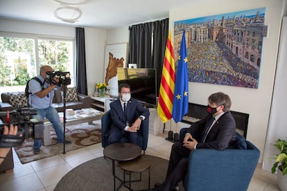 Aragonès (izquierda) y Puigdemont en el salón de la residencia de este en Waterloo, instantes antes de iniciar su reunión. 