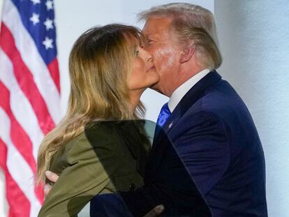 La primera dama, Melania Trump, y el presidente de los Estados Unidos, Donald Trump, tras el discurso en la Convención Nacional Republicana, este martes, en la Casa Blanca.