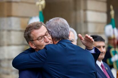 El presidente de la Xunta, Alfonso Rueda, abraza a su predecesor y líder del PP, Alberto Núñez Feijóo, el martes en Santiago de Compostela.