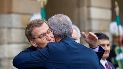 El presidente de la Xunta, Alfonso Rueda, abraza a su predecesor y líder del PP, Alberto Núñez Feijóo, el martes en Santiago de Compostela.