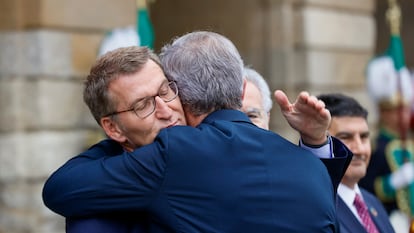 El presidente de la Xunta, Alfonso Rueda, abraza a su predecesor y líder del PP, Alberto Núñez Feijóo, el martes en Santiago de Compostela.