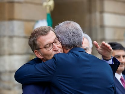 El presidente de la Xunta, Alfonso Rueda, abraza a su predecesor y líder del PP, Alberto Núñez Feijóo, el martes en Santiago de Compostela.