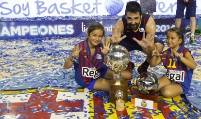 Navarro posa con sus hijas