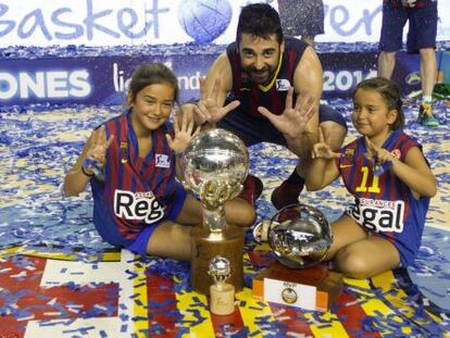 Navarro posa con sus hijas