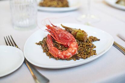 Arroz con carabineros, 'boletus' y alcachofas, que además lleva ajetes y judías finamente cortados.