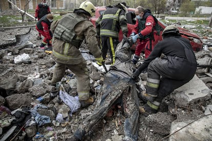Un equipo de emergencias ucranio recupera el cuerpo de un hombre que se encontraba bajo los escombros de un edificio bombardeado en Járkov (noreste). El gobernador regional de Járkov, Oleg Sinegubov, ha comunicado que tres personas han muerto y otras tres han resultado heridas como consecuencia de varios ataques de Rusia que han tenido lugar este lunes en la región.