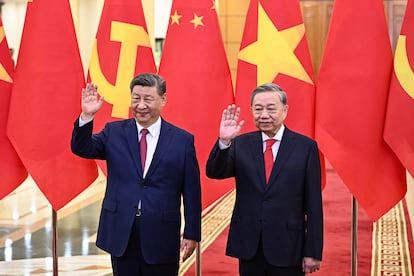 El presidente chino, Xi Jinping (izquierda) junto a el secretario general del Partido Comunista de Vietnam, To Lam, este lunes en Hanói.