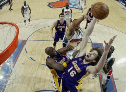 Gasol gana un rebote en el juego contra los Bobcats