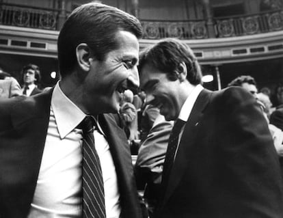 Junho de 1977. Os líderes dos dois grupos majoritários, Adolfo Suárez (UCD), à esquerda e Felipe González (PSOE) dão um sorriso na primeira sessão das Cortes Constituintes.