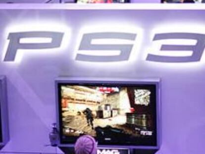 Un usuario juega con la PlayStation 3 de Sony en una gran pantalla.