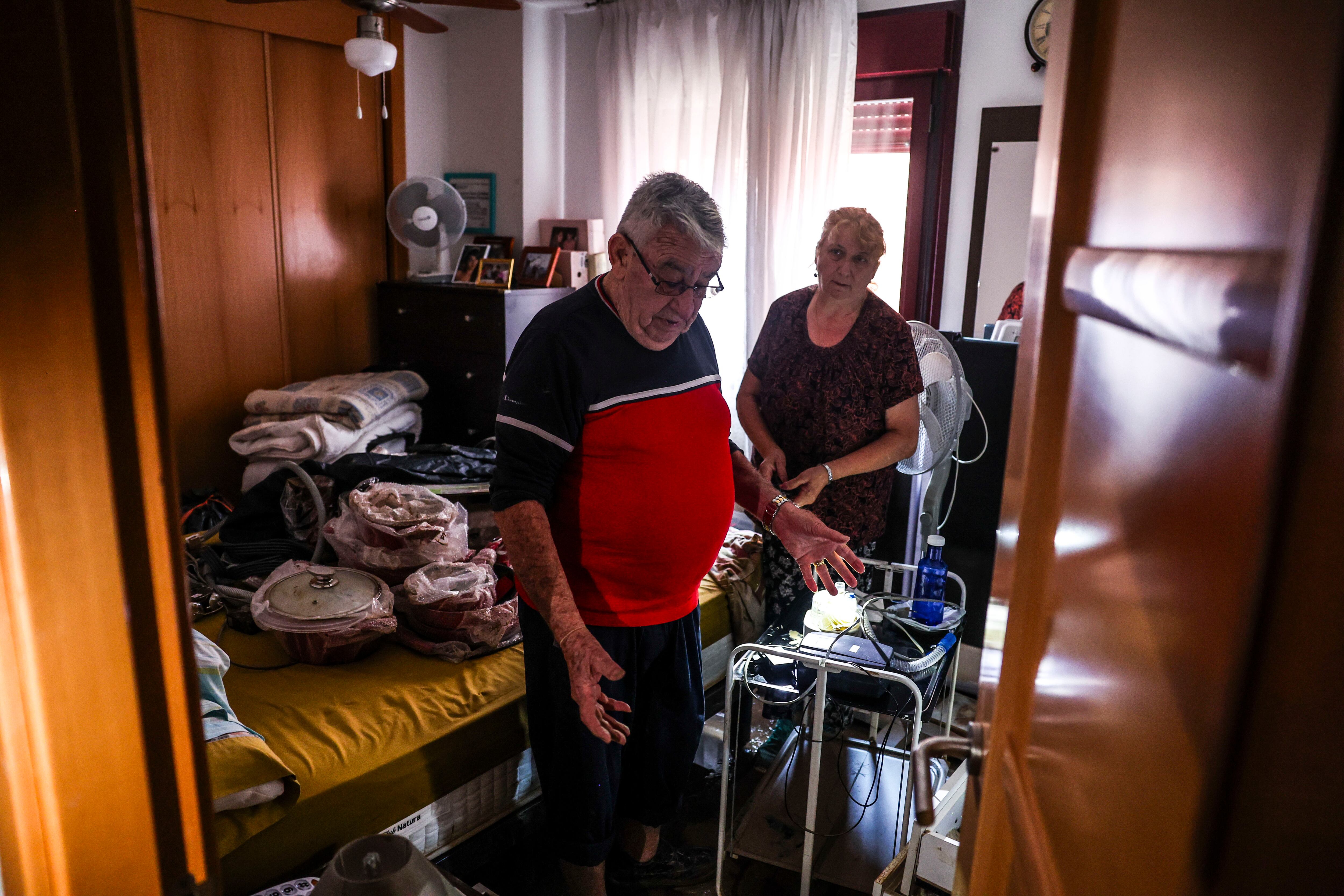 Vecinos de Casarrubios del Monte muestran el estado de su vivienda, inundada por el agua. 