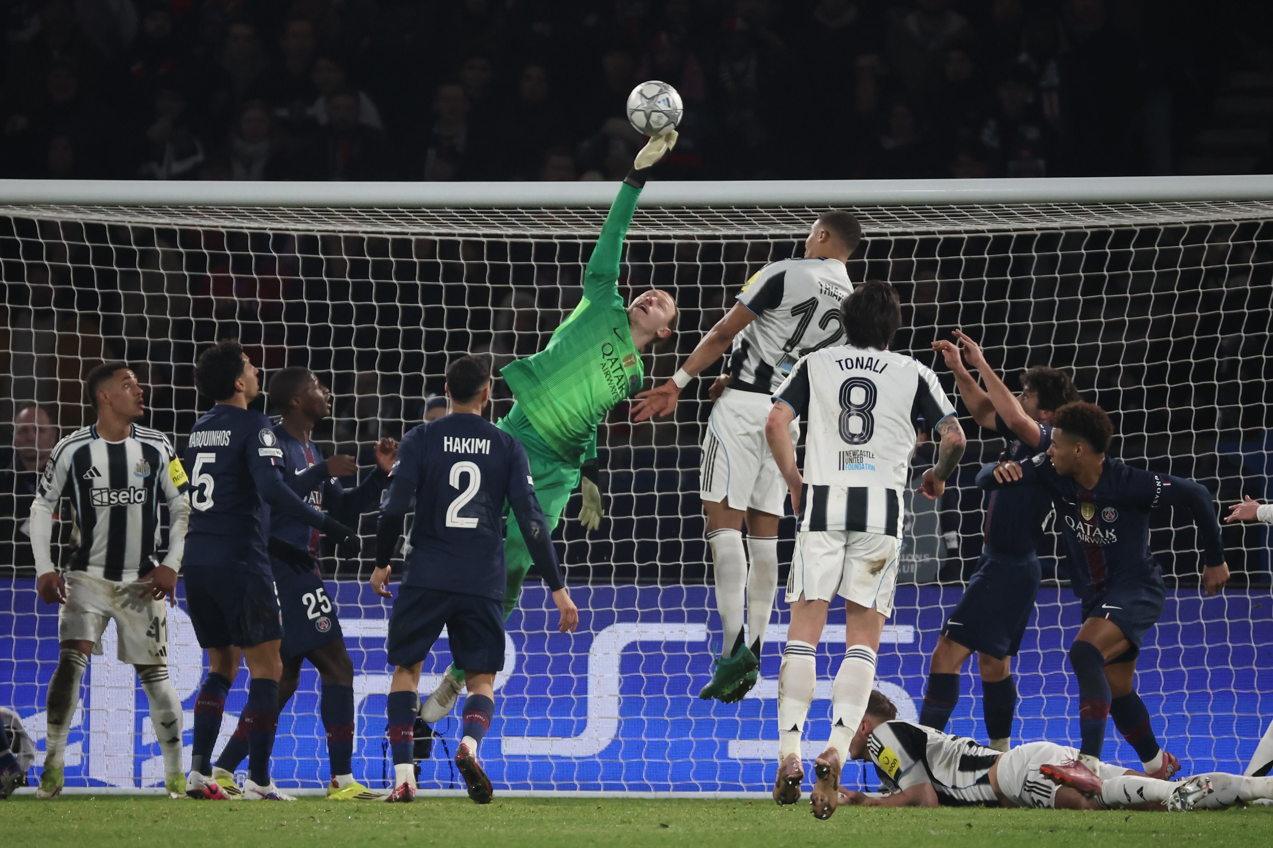 PSG e Newcastle avanzano ai sedicesimi