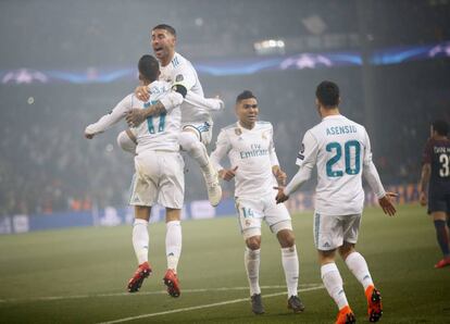 Ramos y Casemiro felicitan a Lucas y Asensio despu&eacute;s de la jugada del primer gol. 